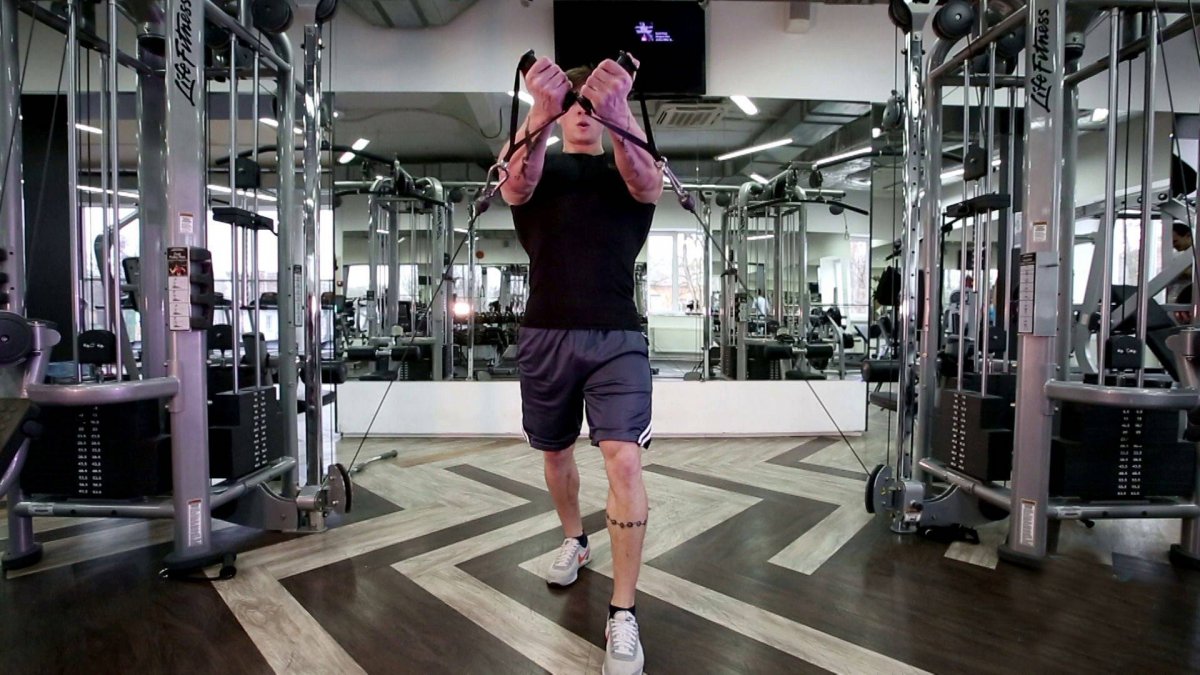 Тяга верхнего блока на заднюю дельту