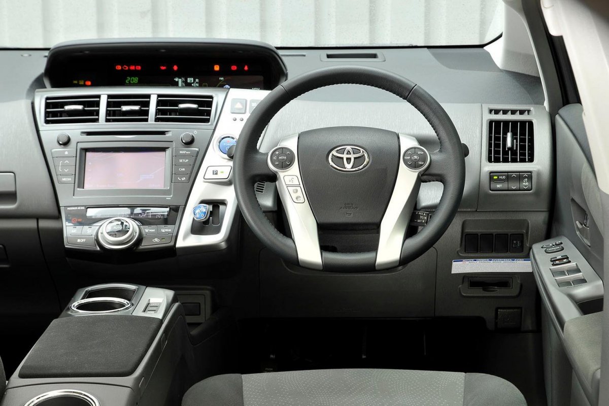 Toyota Prius 2012 интерьер