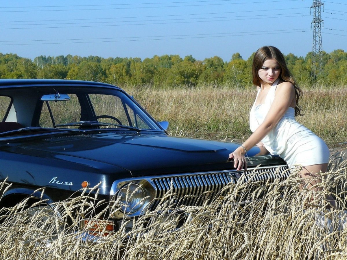 Автомобиль Волга и девушки