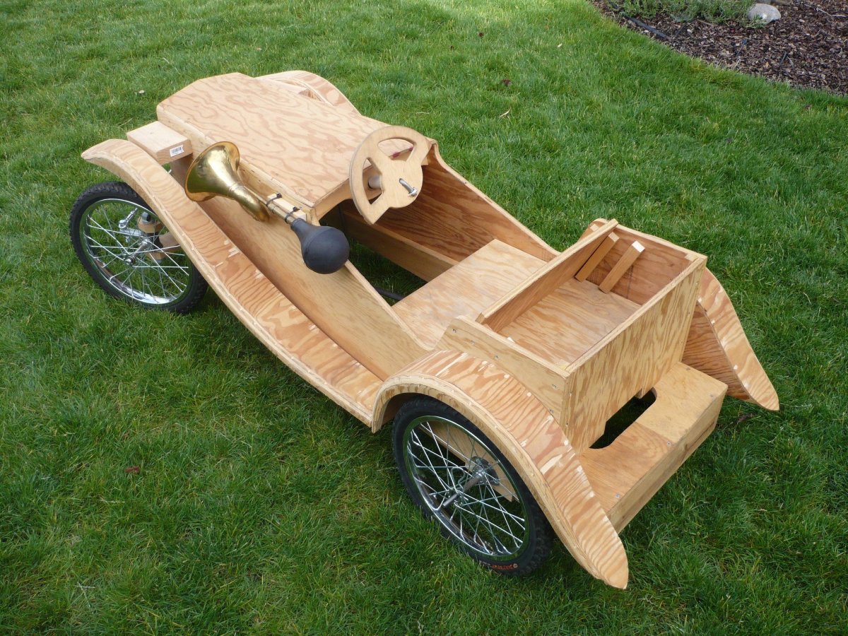 Детский автомобиль из фанеры