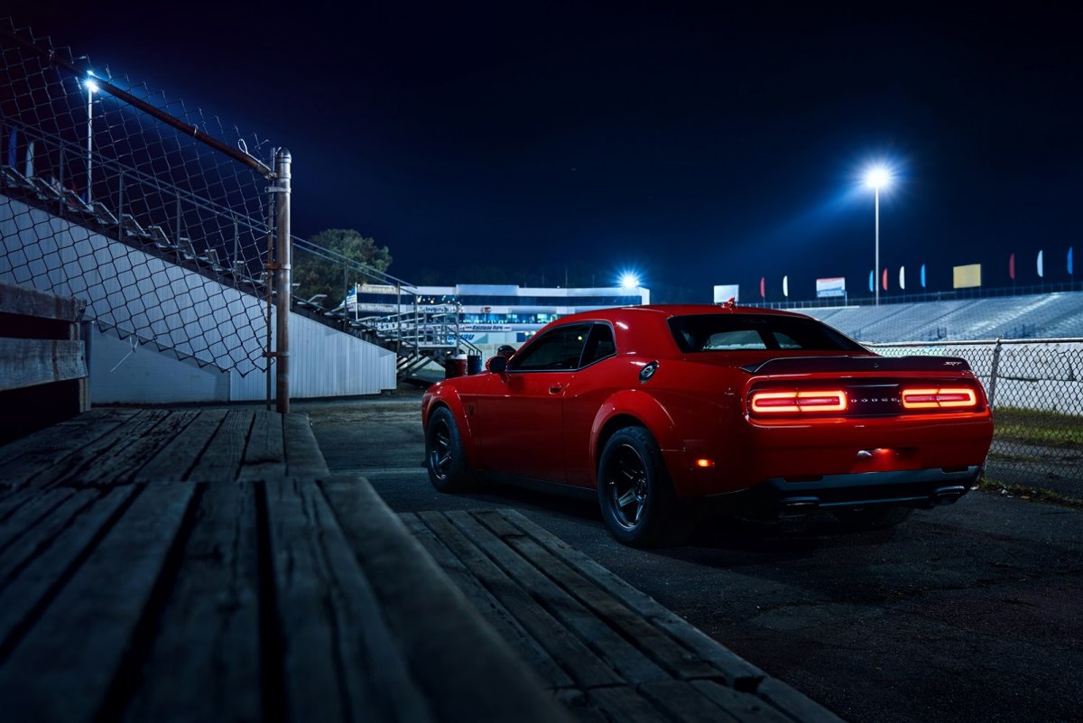 Dodge Challenger 2018 красный
