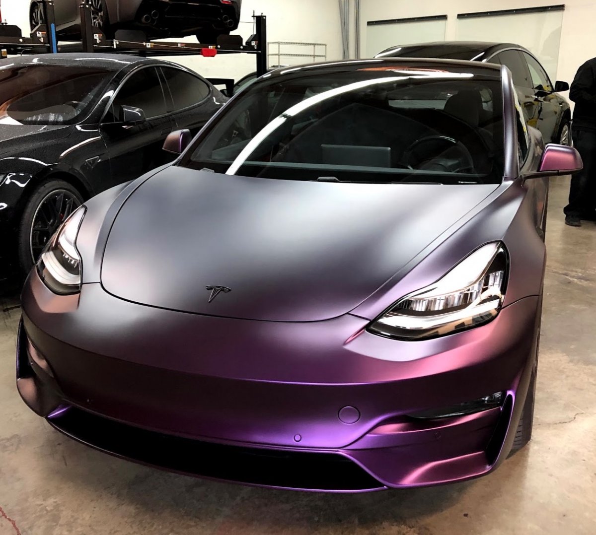 Tesla model 3 фиолетовая