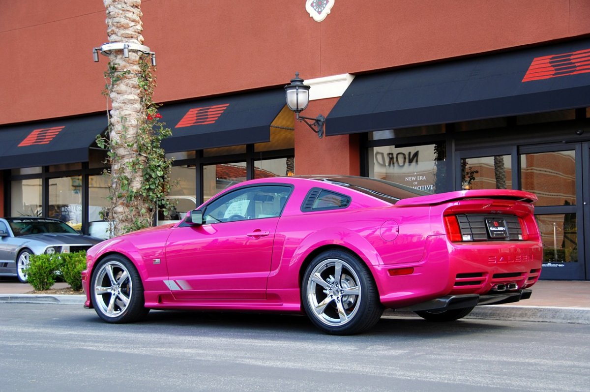 Красивая розовая машина