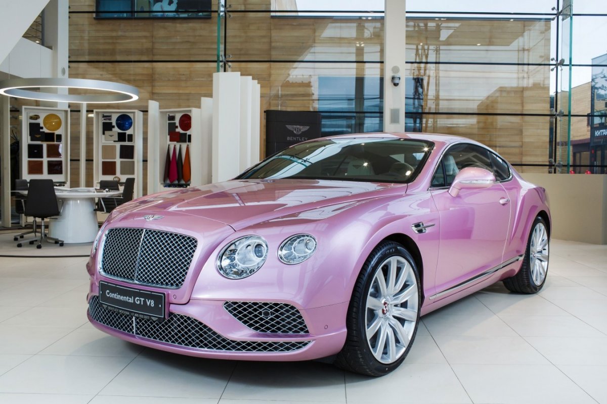 Необычный цвет машины розовый