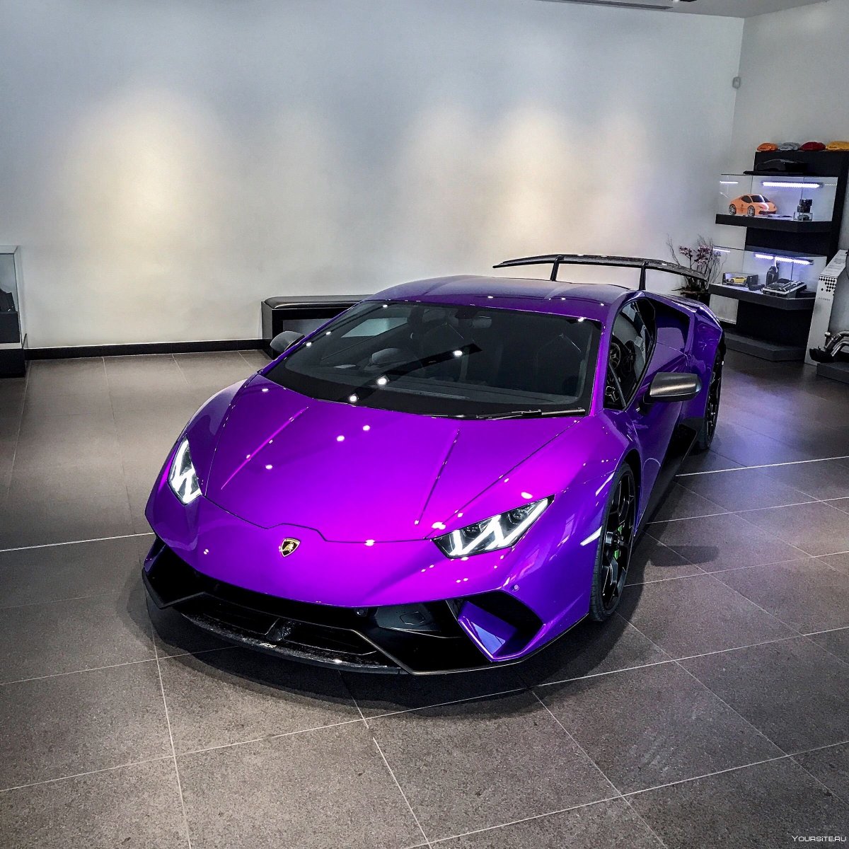 Lamborghini Huracan фиолетовый