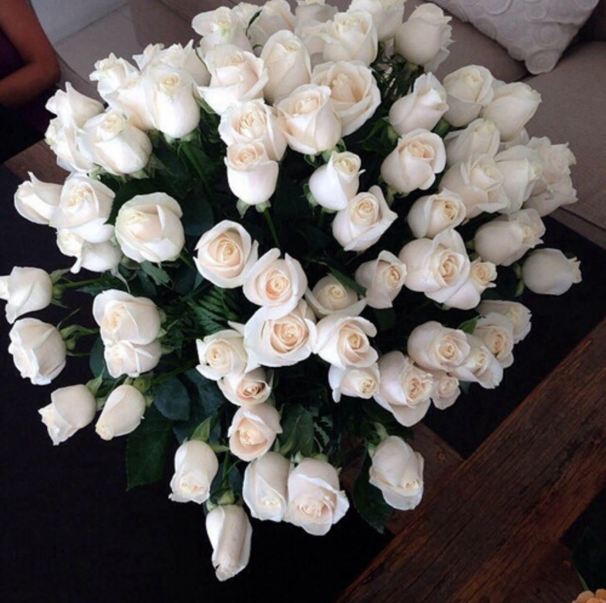 Белые розы на капоте