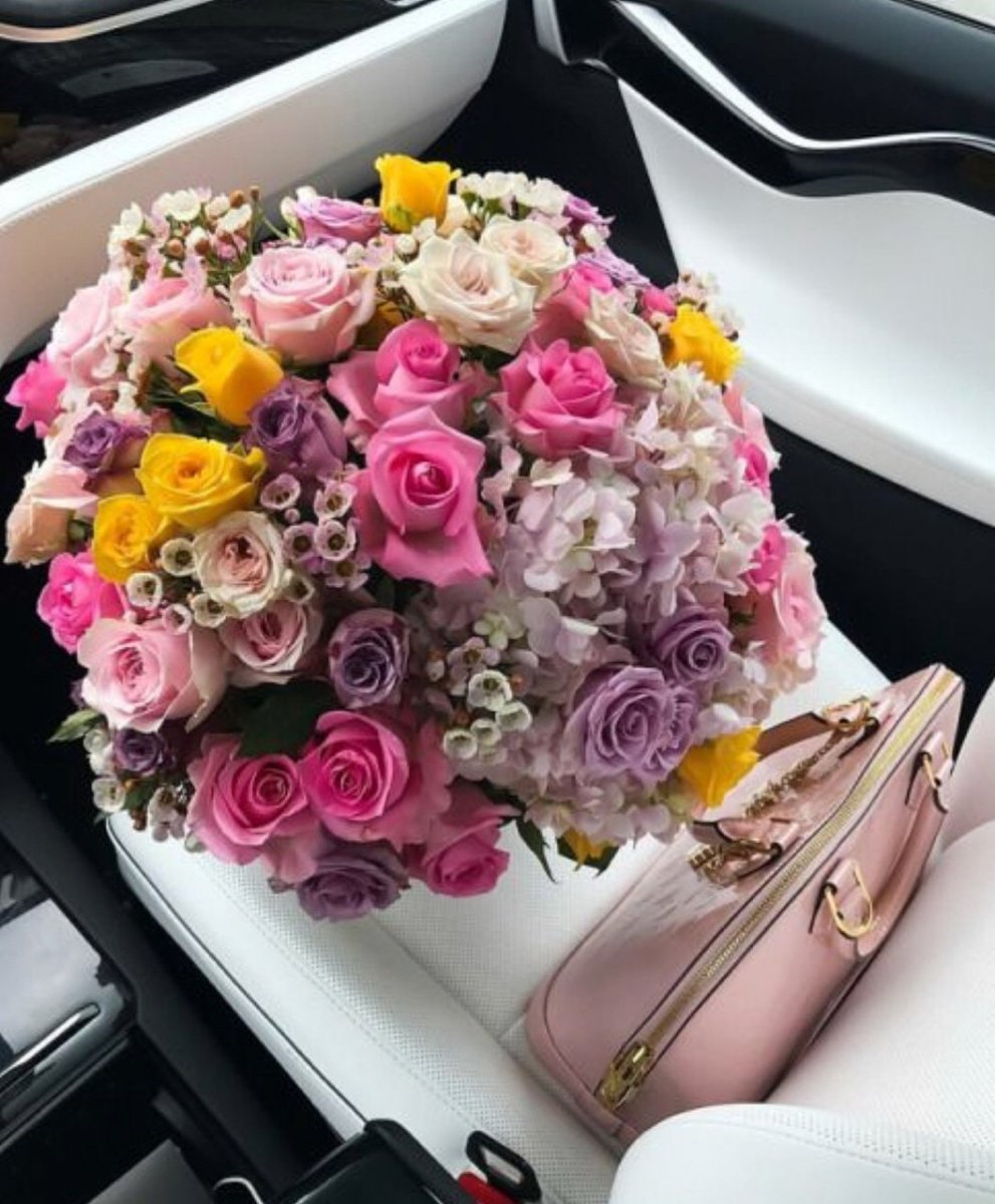 Букет цветов в салоне автомобиля