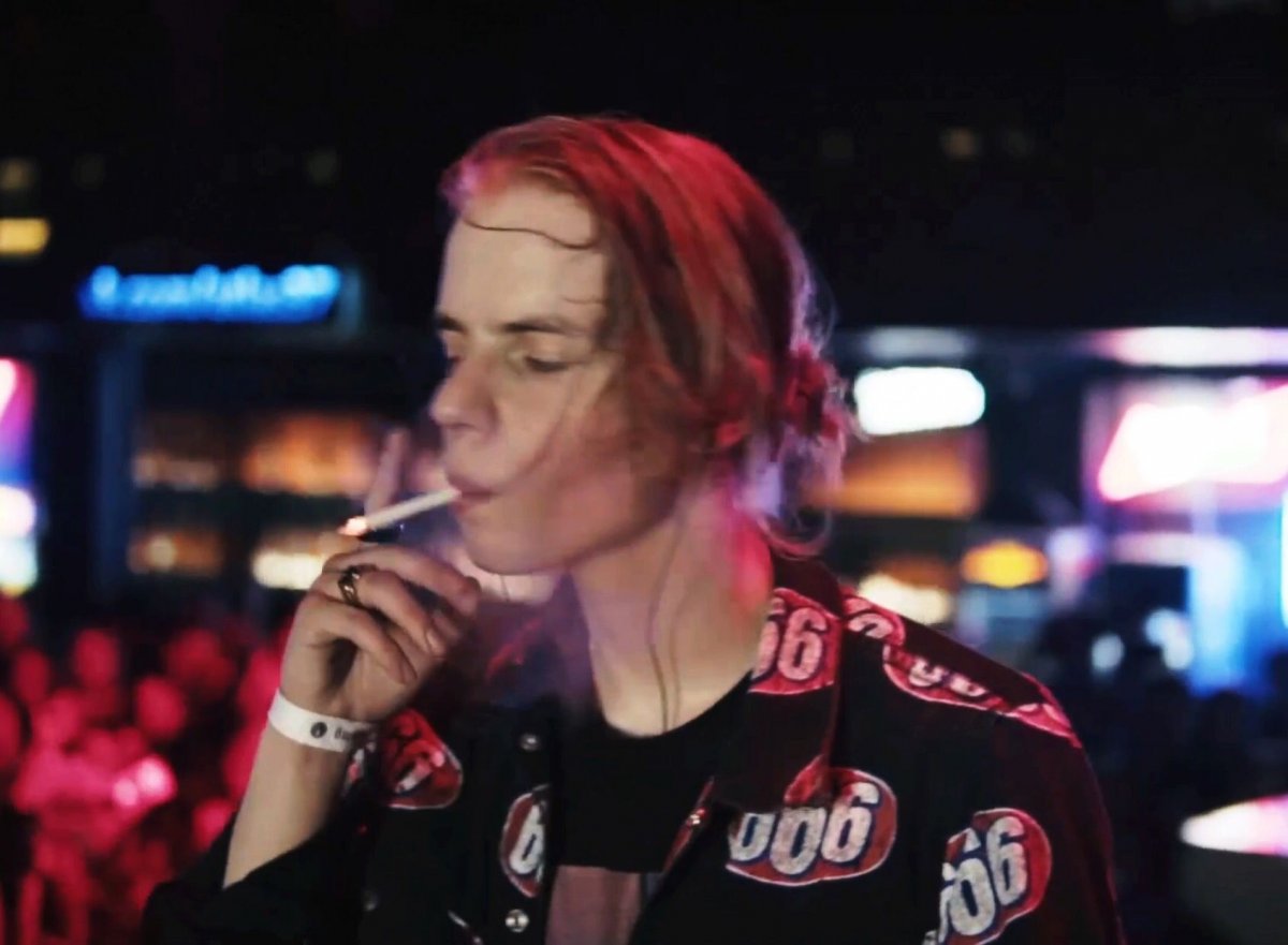 Фараон Глеб курит