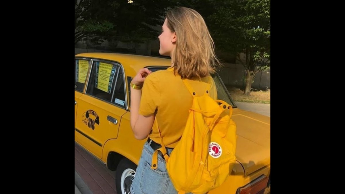 Девушка в жёлтом тумблер