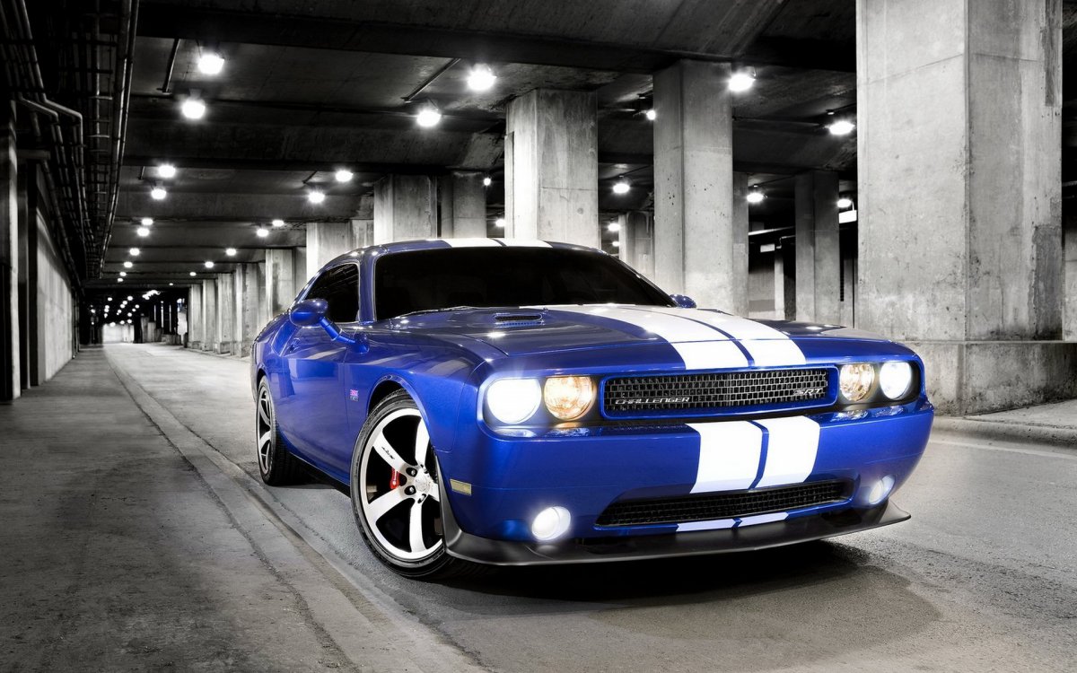 Dodge Challenger srt8 синяя