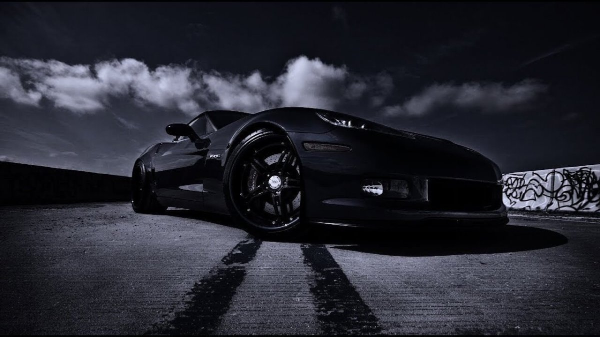 Крутая машина на темном фоне
