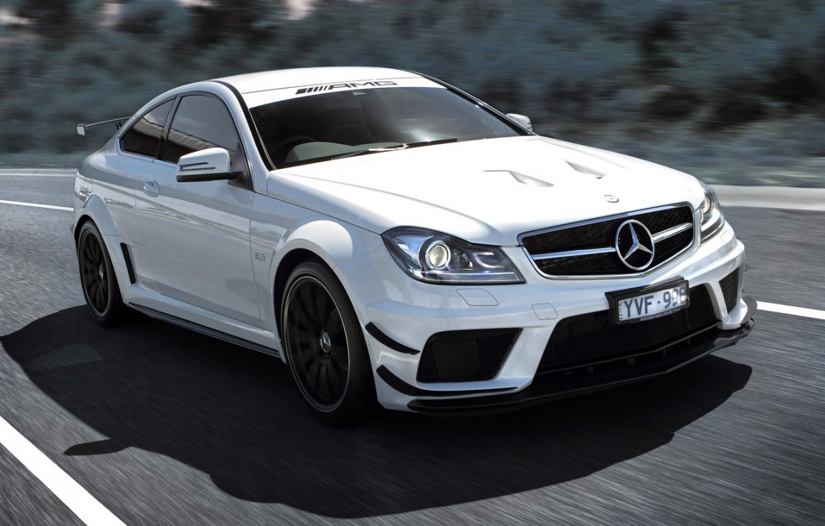 Mercedes Benz c63 AMG белый