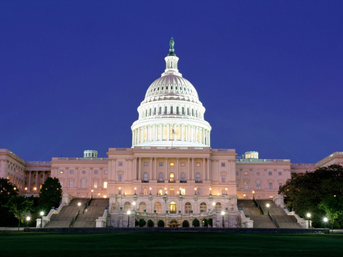 Белый дом и Капитолий в Вашингтоне