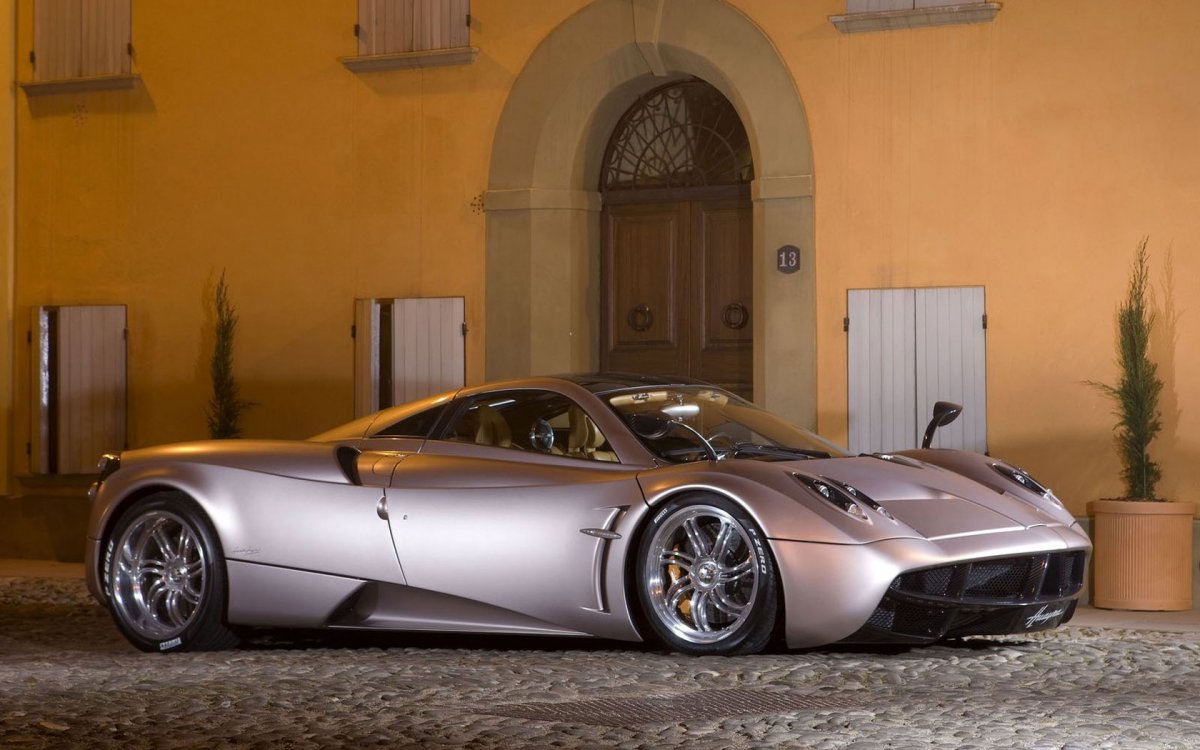 Машина Pagani Huayra Tempesta