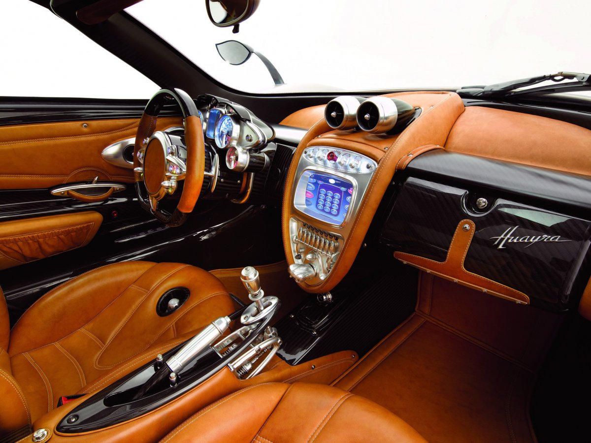 Pagani Huayra красная