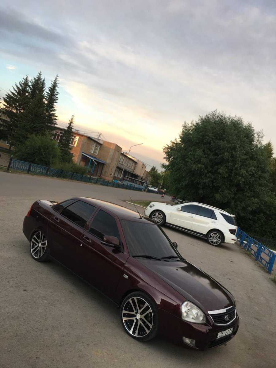 Приора седан белый Камрики r17