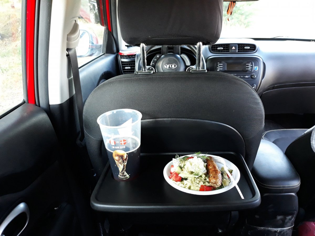 Столик для задних пассажиров в авто