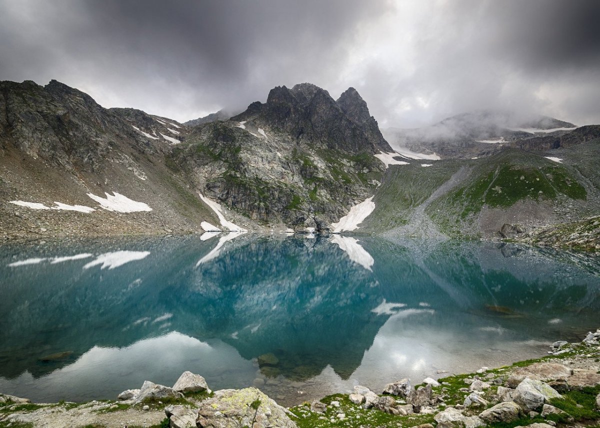 Озеро в горах Кавказа