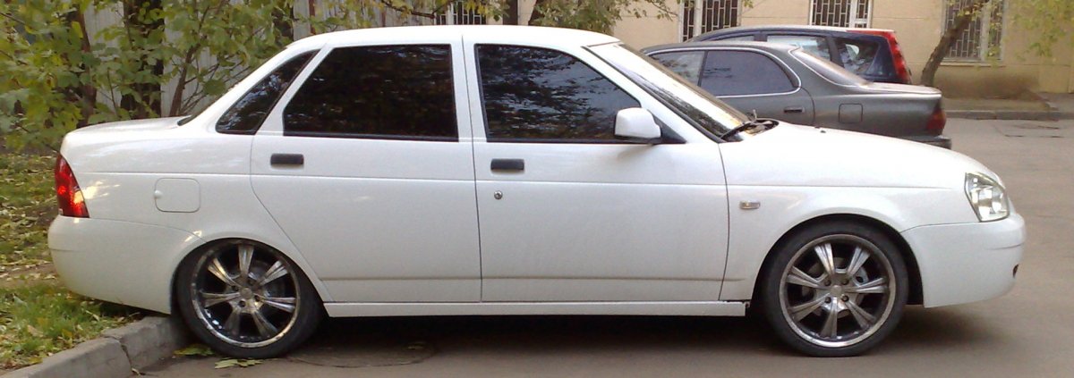 Лада Приора белая седан с черными дисками