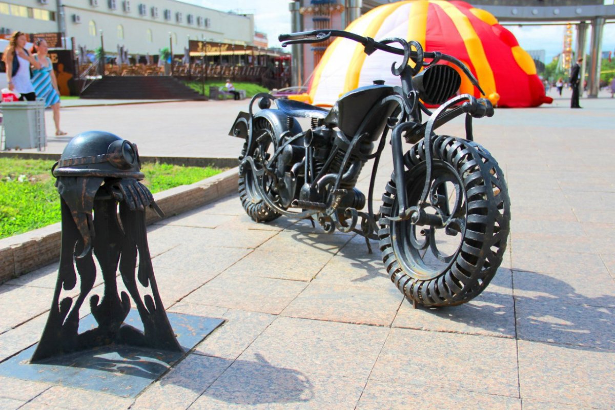 Памятник мотоциклисту Тюмень