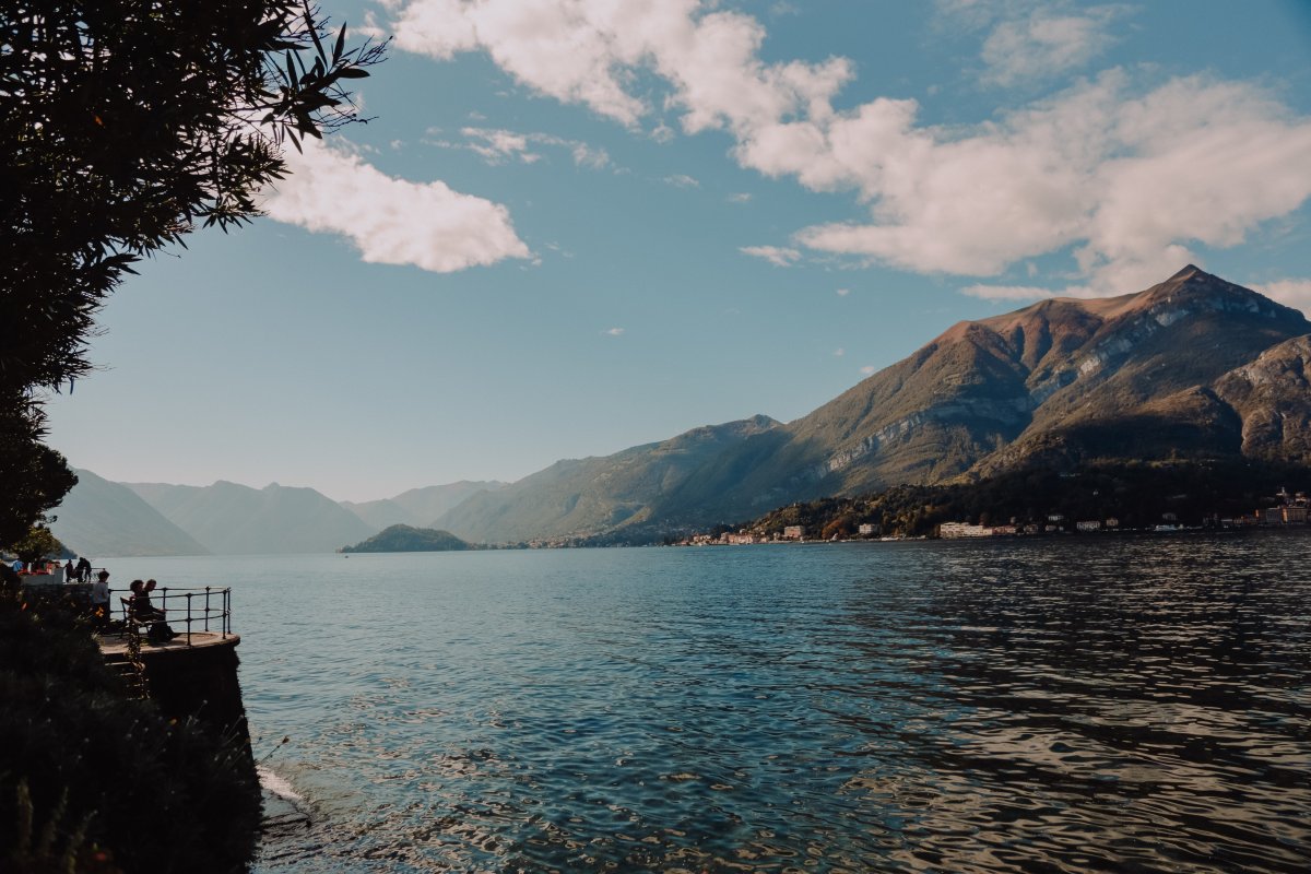 Берег озера Комо в Италии