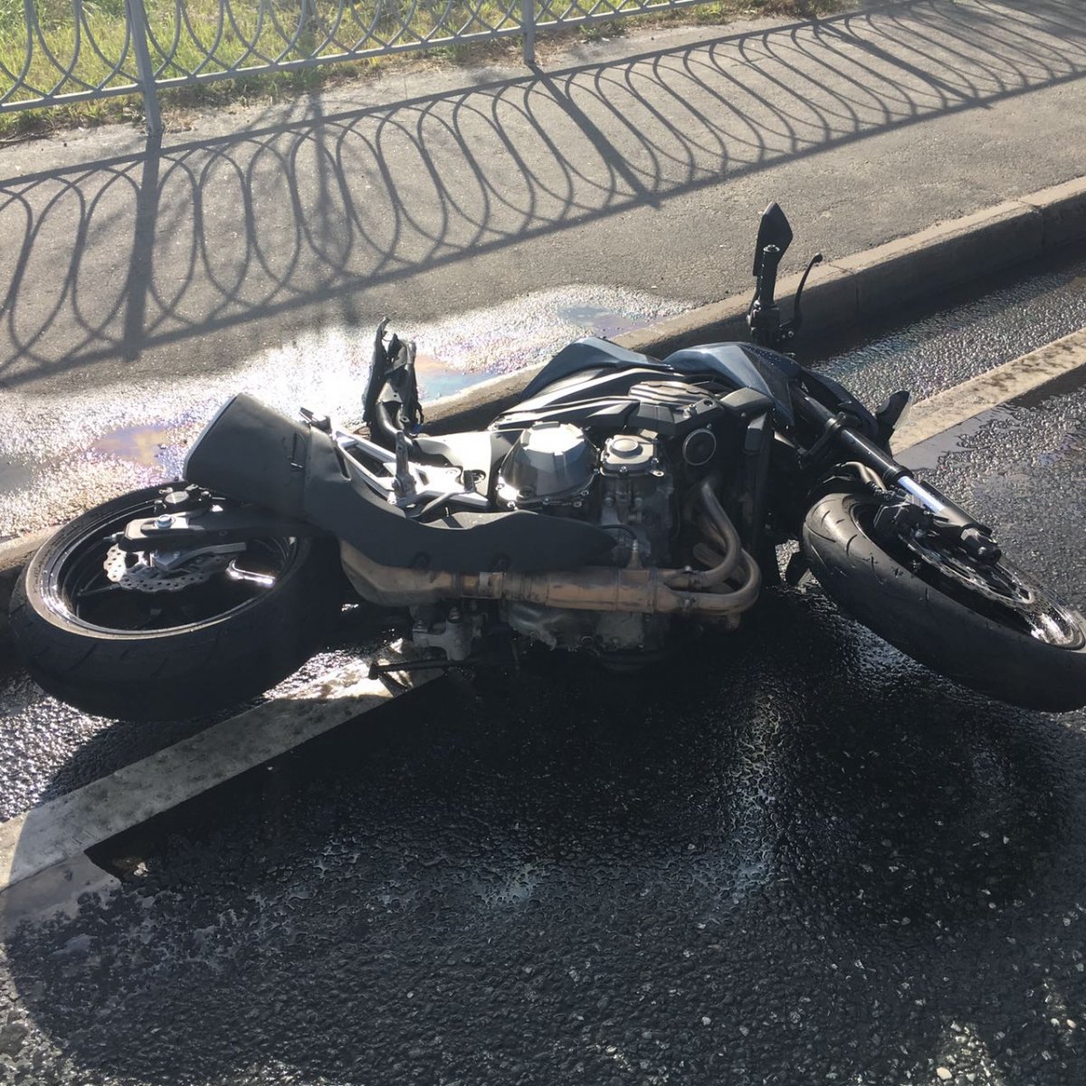 Разбитый мотоцикл Ямаха р1