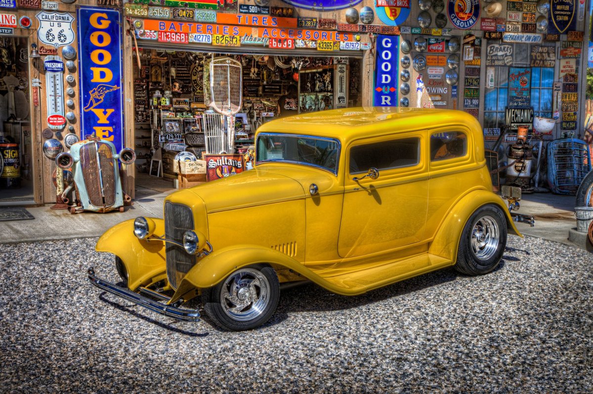 Желтый старый автомобиль