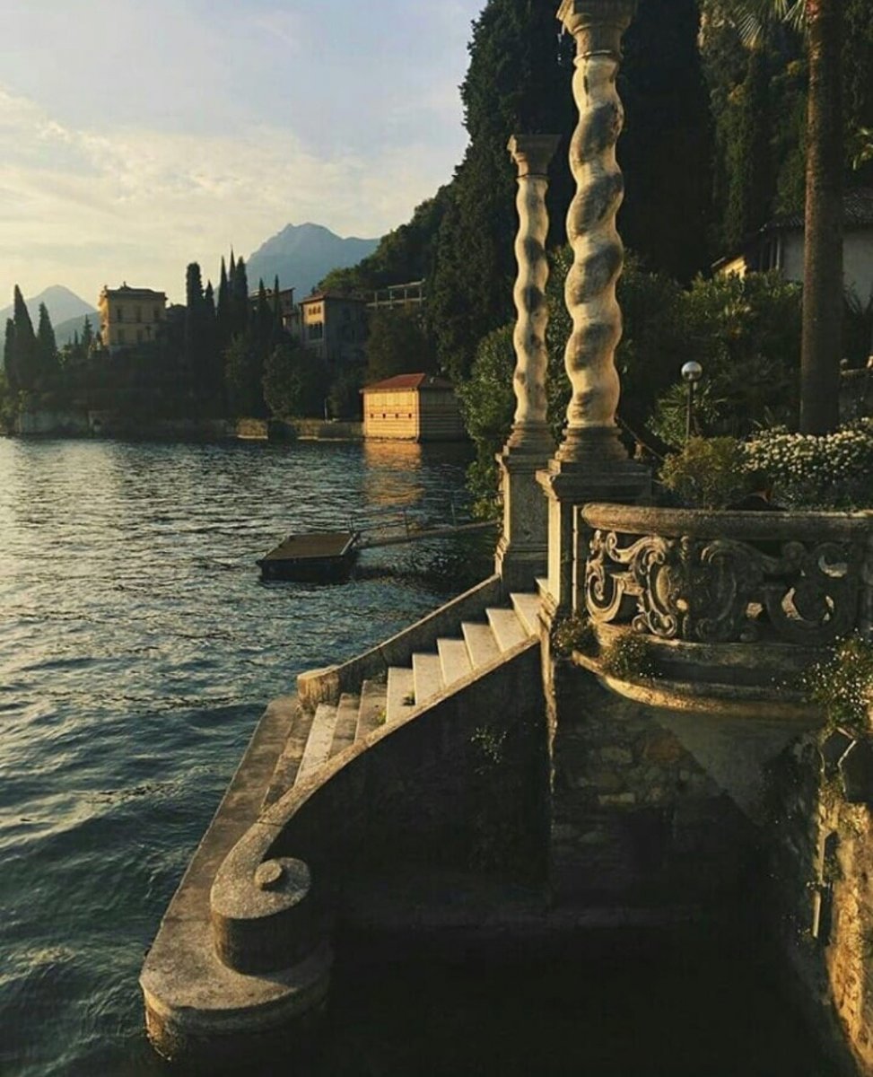 Скульптура призрака в замке Вецио на озере Комо