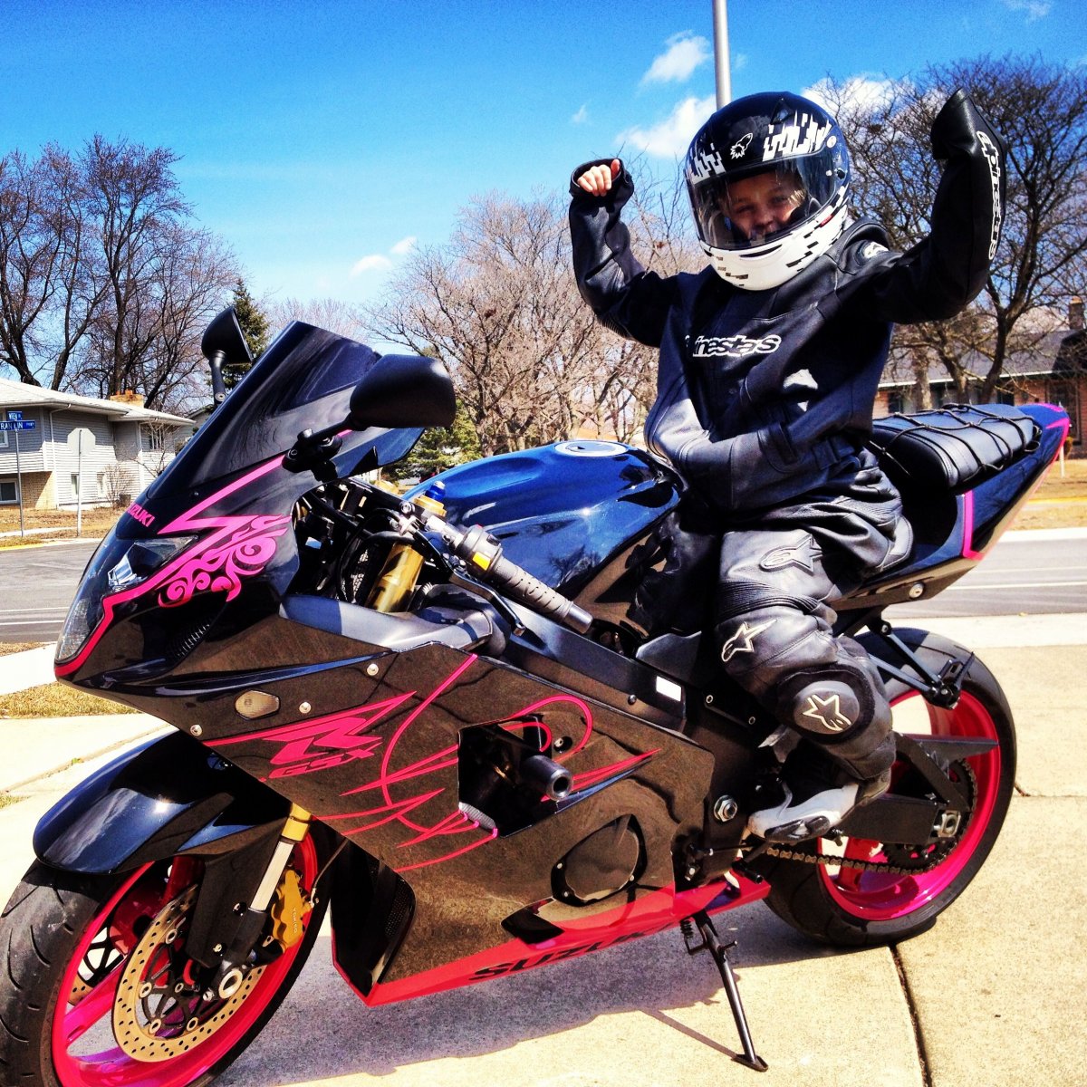 Девушка на мотоцикле в шлеме ниндзя
