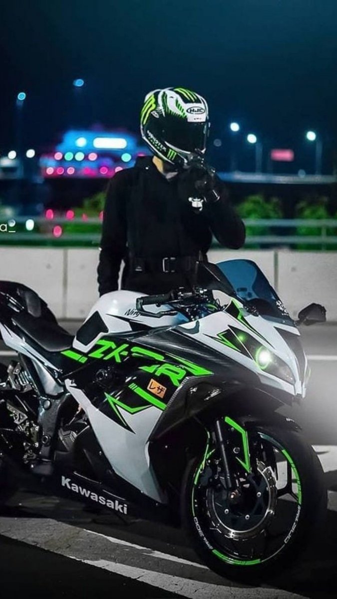 Девушка на черном мотоцикле Кавасаки