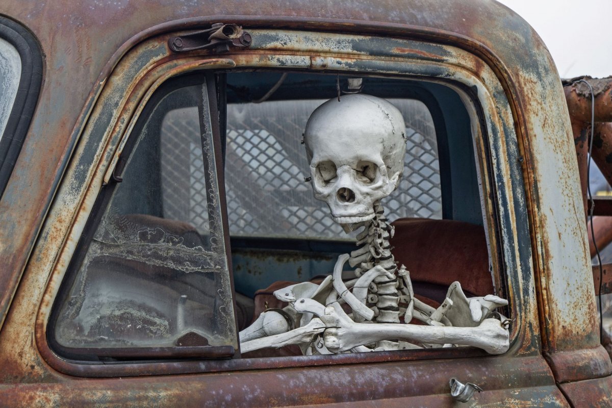 Скелет в старой машине