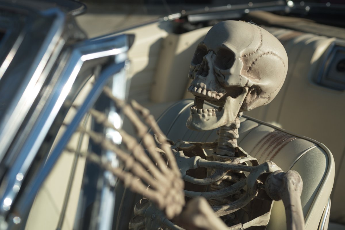 Скелет в машине в ожидании
