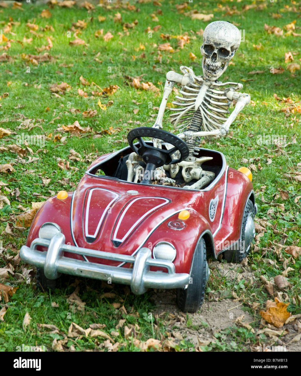 Скелет за рулем машины