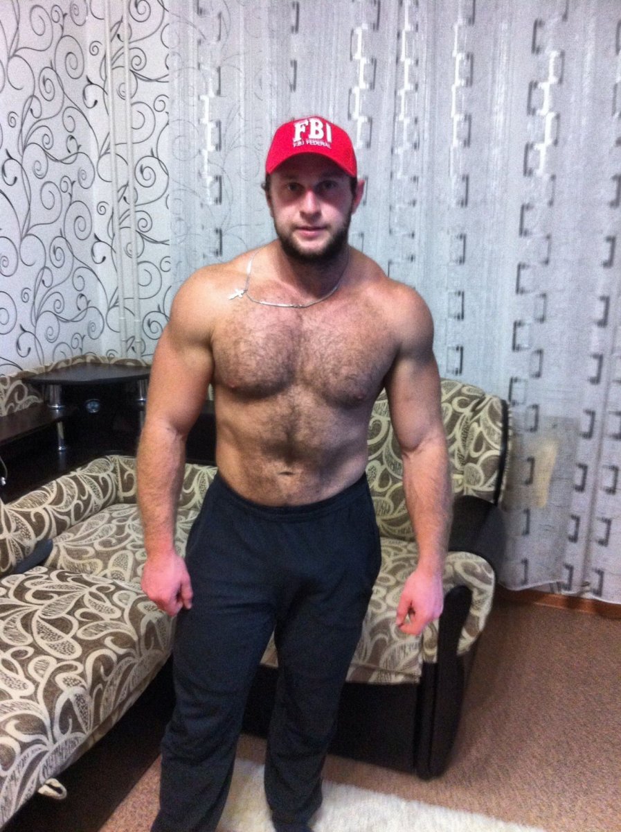Кавказец в спортивном костюме