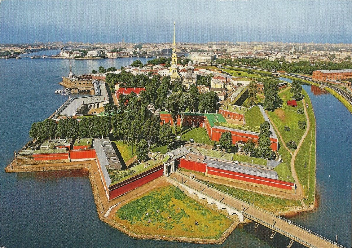 Заяц в Петропавловской крепости в Санкт-Петербурге