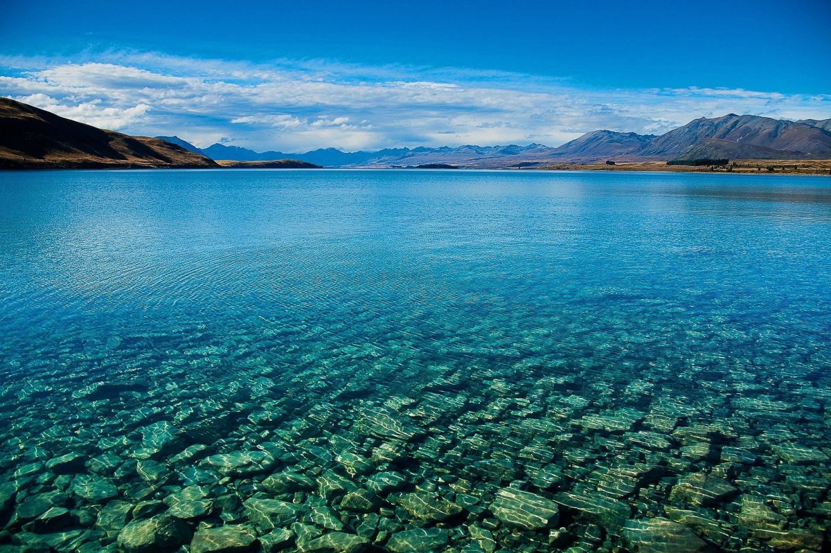 Озеро в новой Зеландии прозрачное
