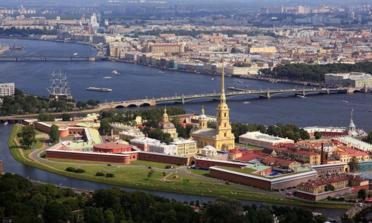Заяц в Петропавловской крепости в Санкт-Петербурге