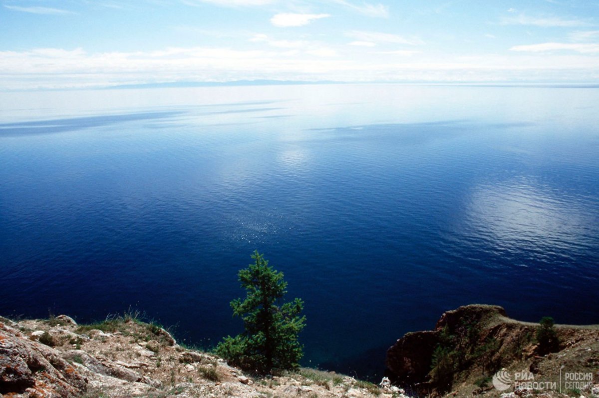 Озеро Байкал горы