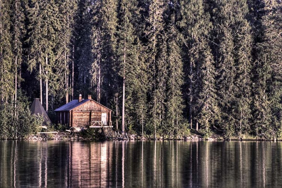 Охотничий домик на озере