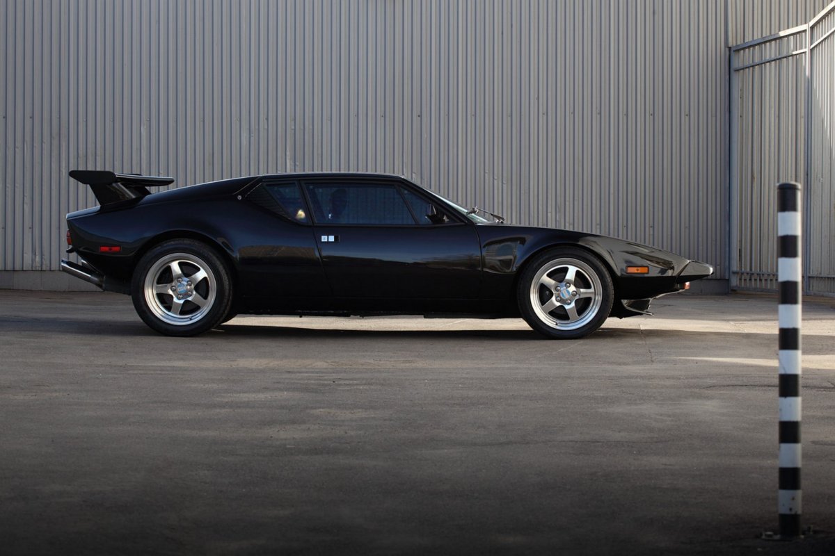 Машина de Tomaso Pantera