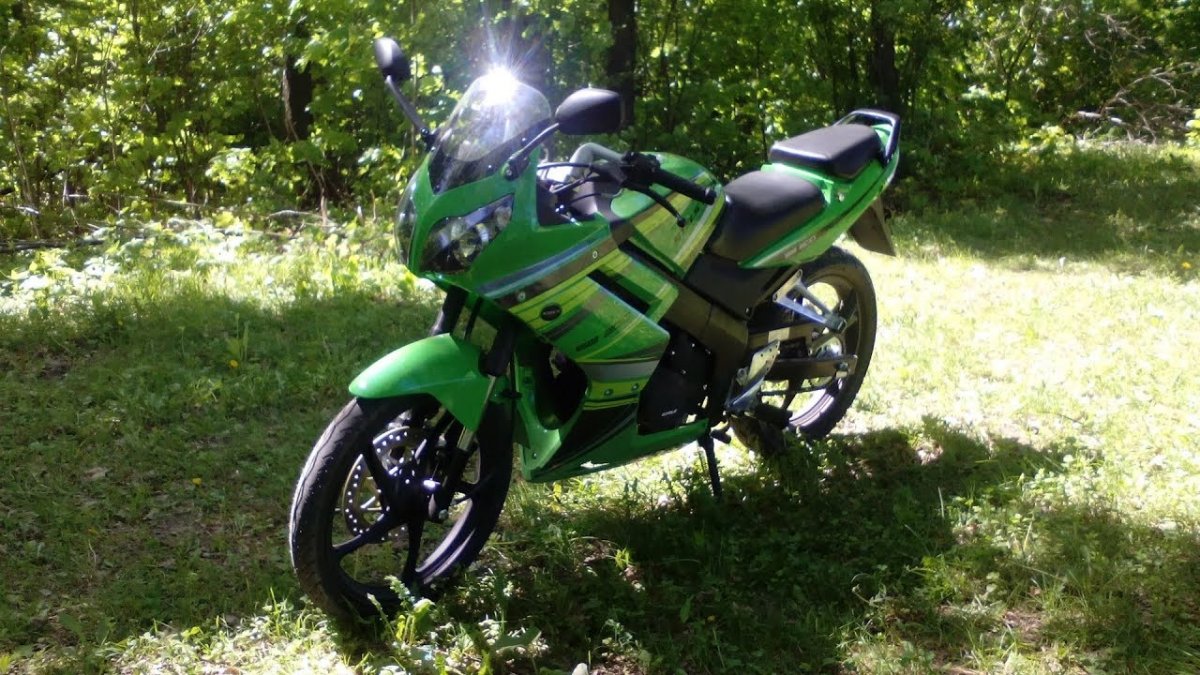 Мотоцикл на траве