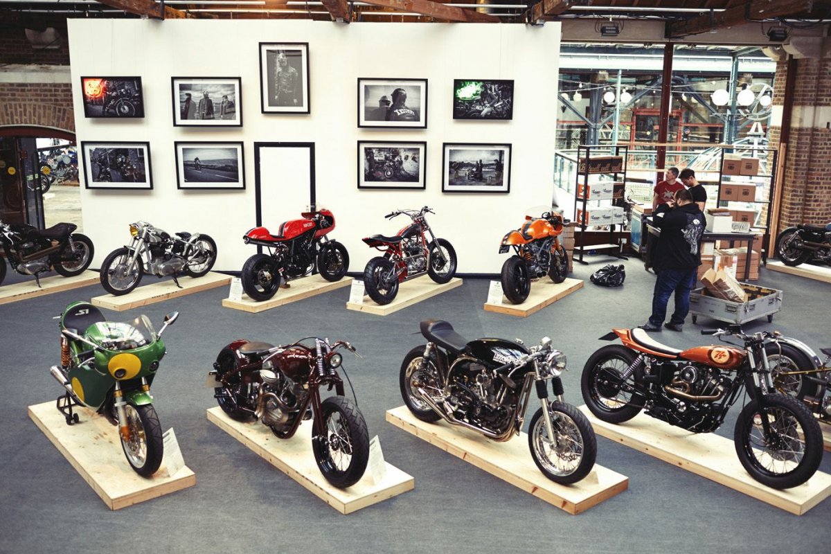 Выставка мотоциклов стенд