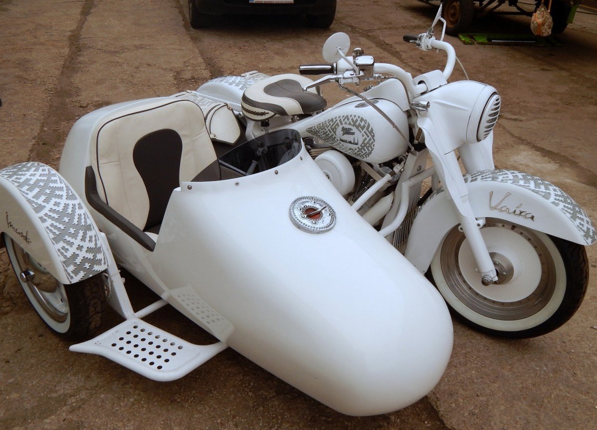 Белый мотоцикл с коляской