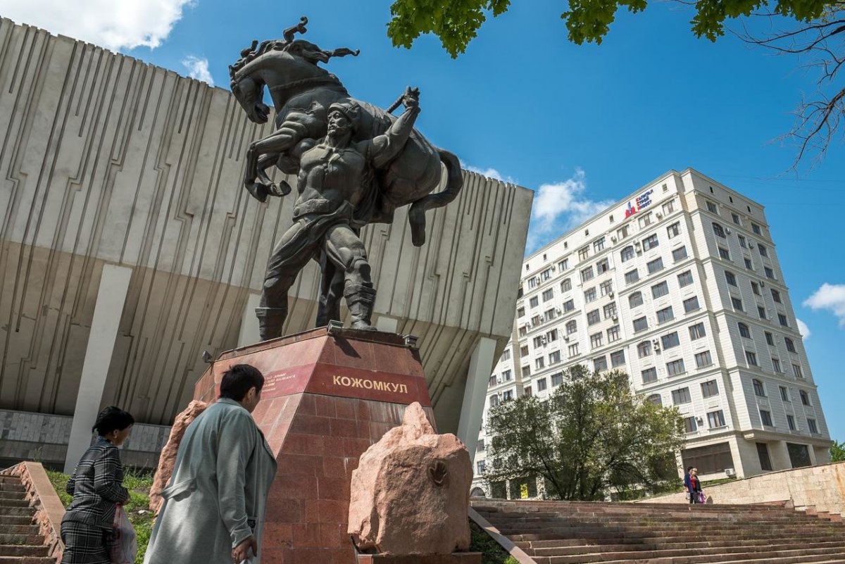 Бишкек площадь ала-ТОО памятник Манасу