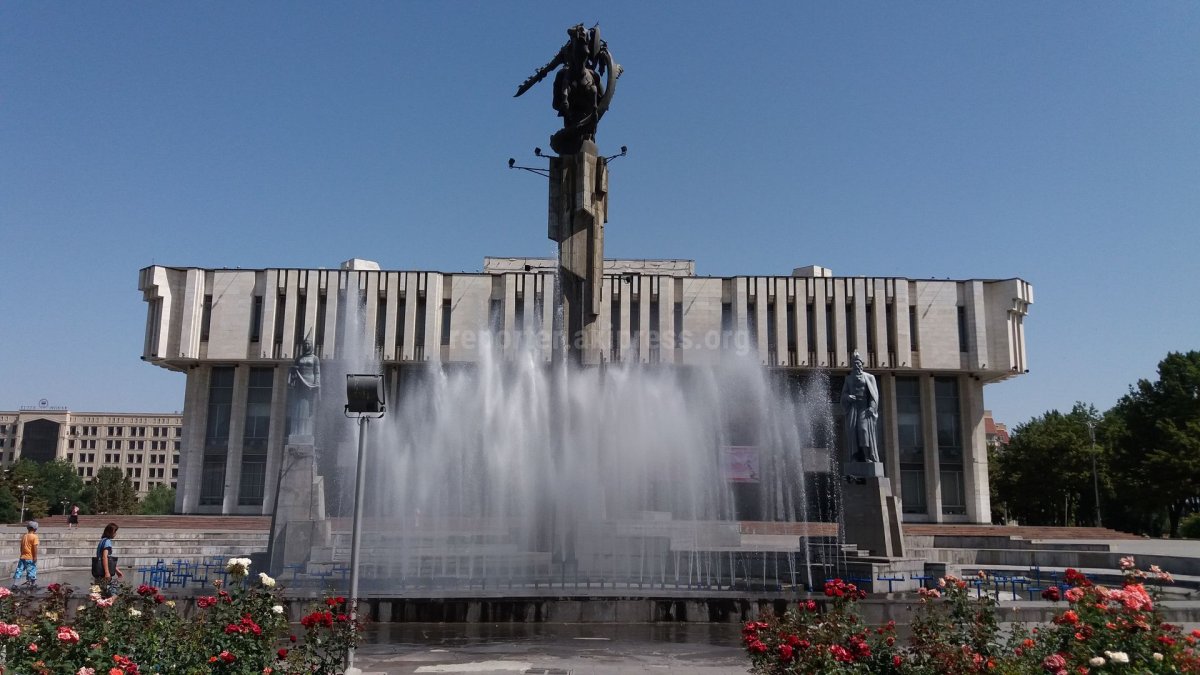 Бишкек площадь ала-ТОО флаг