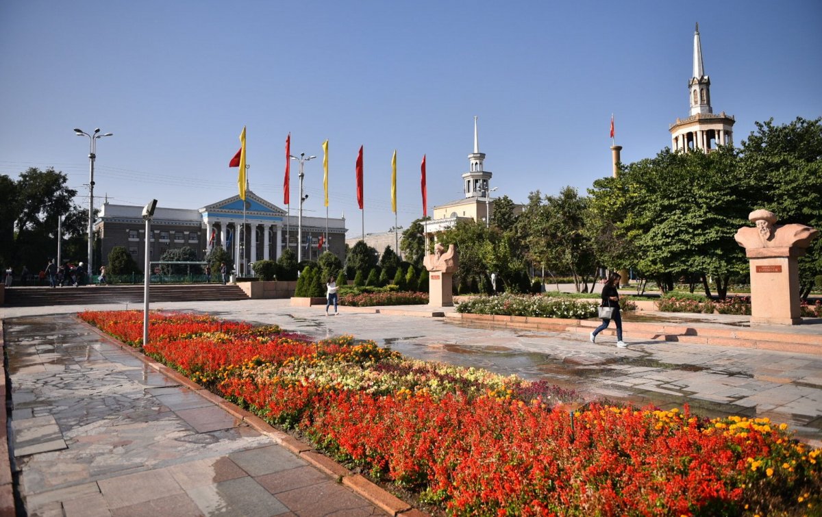 Фонтан у филармонии Бишкек