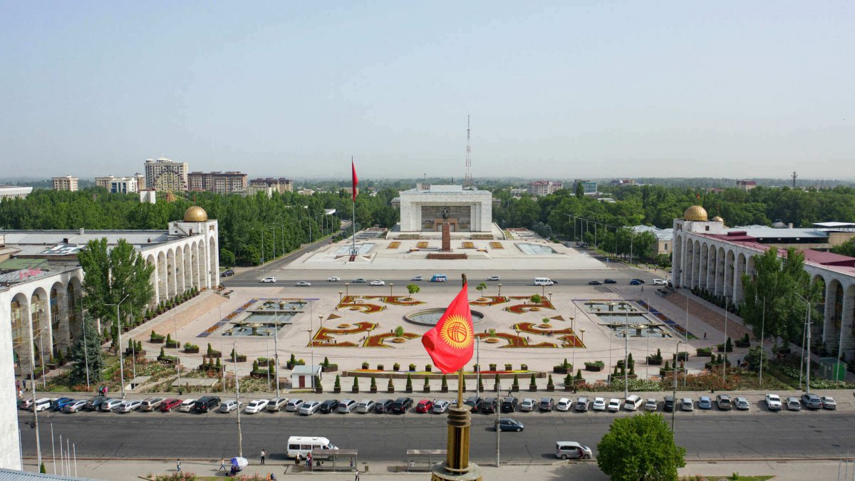 Бишкек площадь Победы памятники