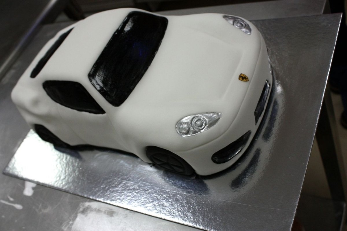 Торт в виде машины