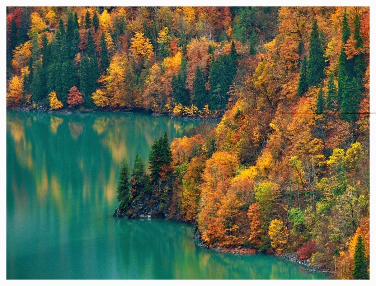 Озеро Рица осень