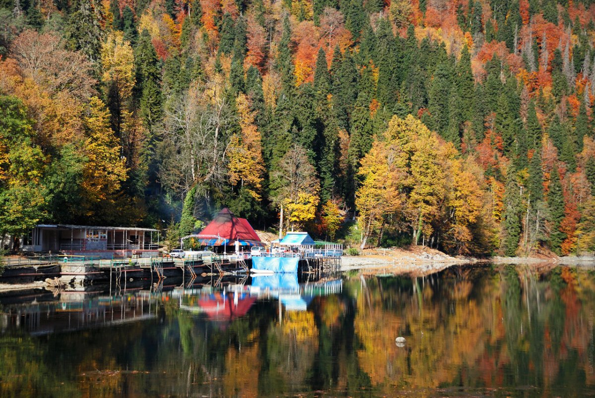 озеро рица осенью